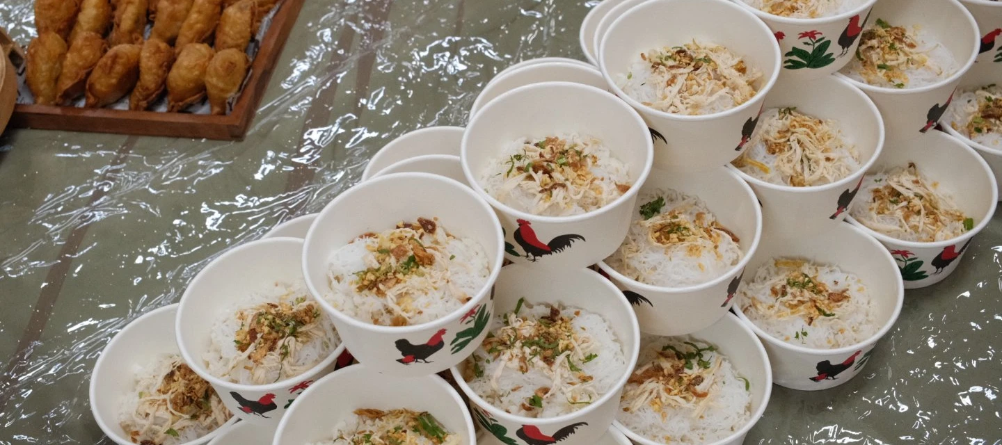 Cukup pesan makanan sudah bisa dapat ruangan untuk acara Anda